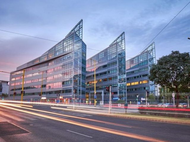 Az Alkotás Point üveghomlokzata